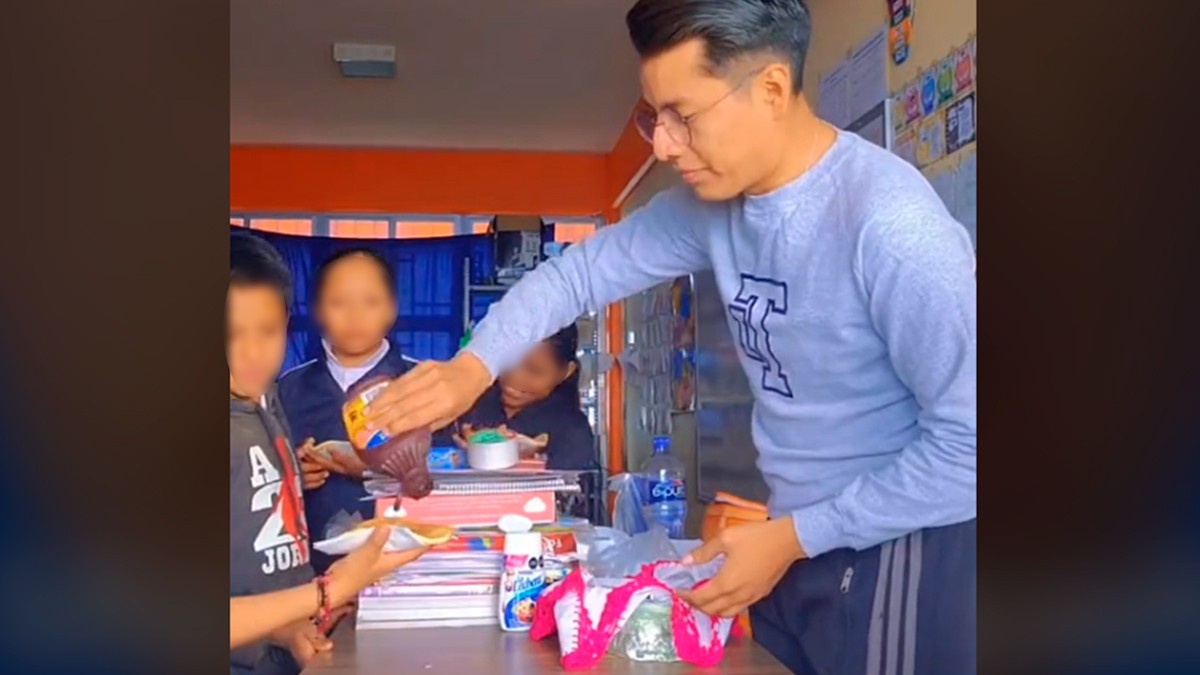 VIDEO Profesor llevó hotcakes a sus estudiantes, algunos de ellos nunca los habían probado