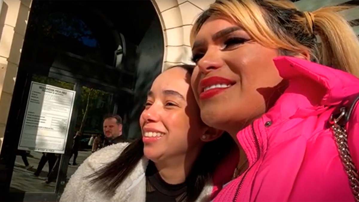 VIDEO Wendy Guevara se pasea en París y todos quieren foto con ella