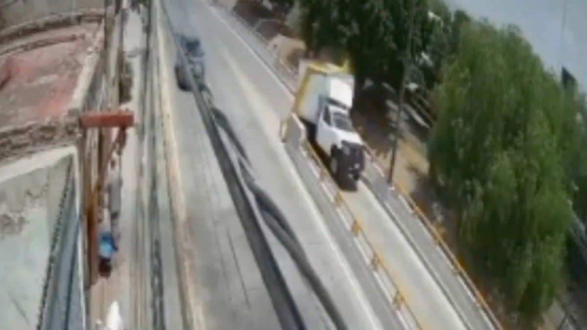 VIDEO Captan cómo se atora otra camioneta en el Malecón del Río