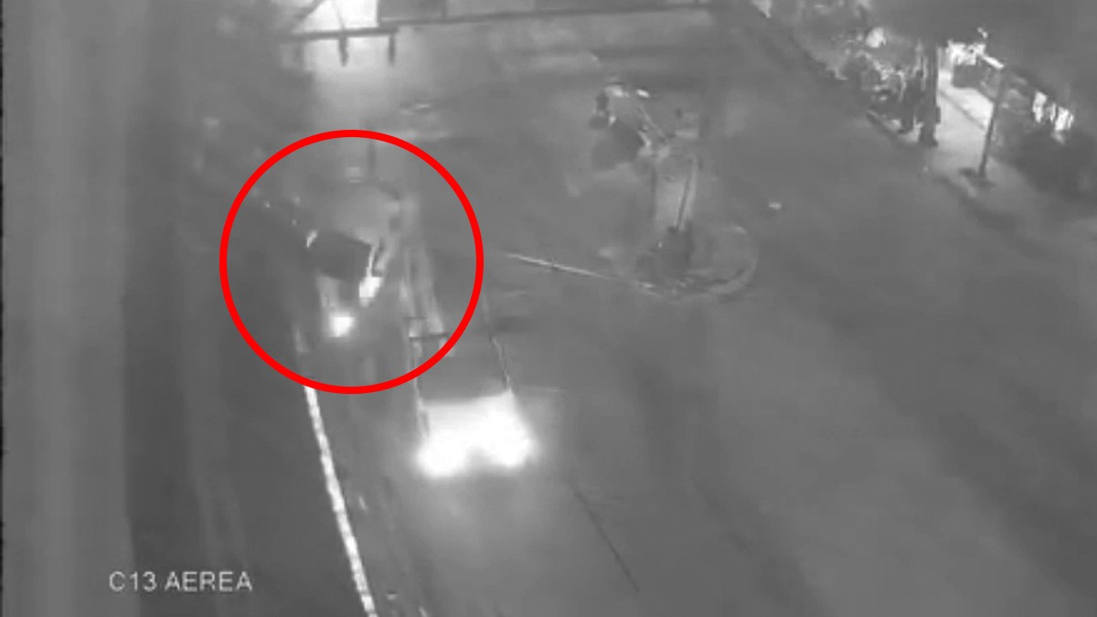 VIDEO Así ocurrió el choque de un auto contra un carrito de elotes en la Miguel Alemán