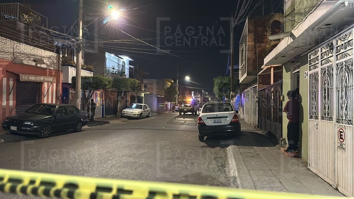 Motosicarios matan a dos hombres y una mujer que platicaban afuera de una casa