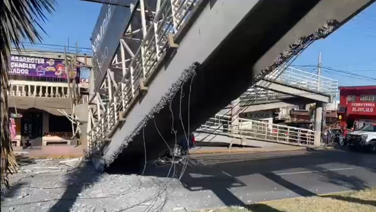 VIDEO Grúa no calcula su altura y tira puente peatonal; hay tres lesionados