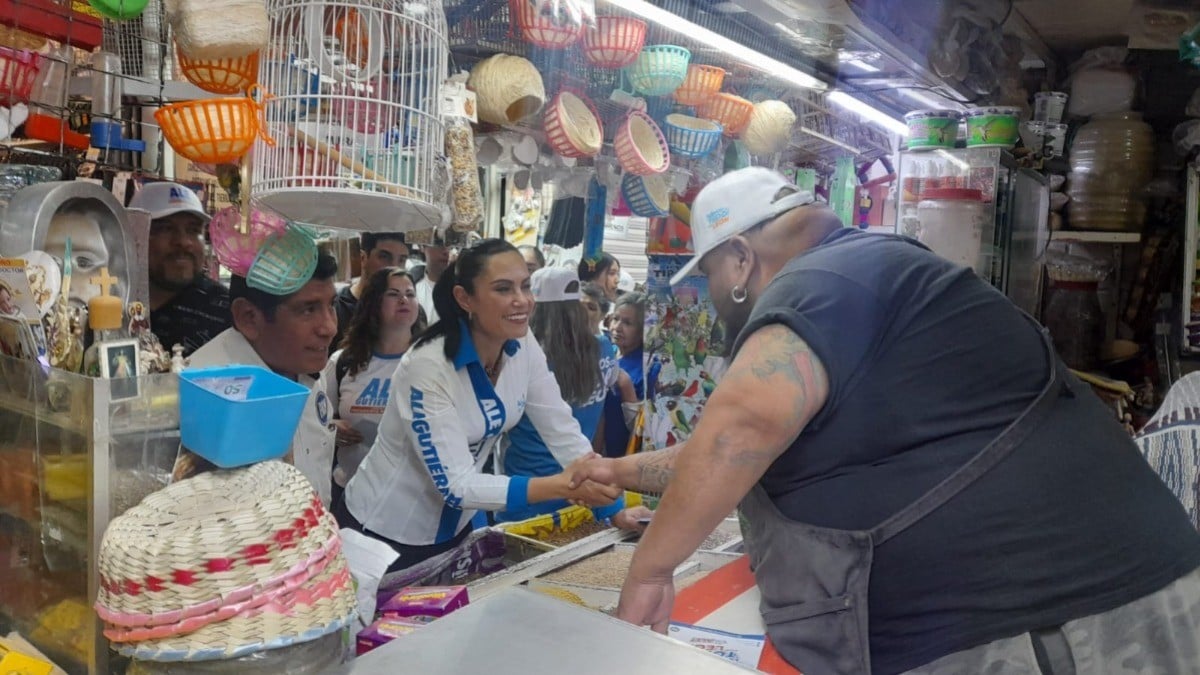 Comerciantes del mercado Aldama reciben a Ale Gutiérrez, candidata del PAN
