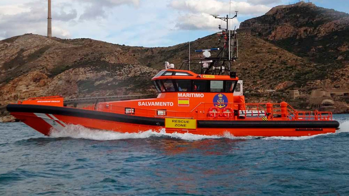 Barco aparece a la deriva frente a la costa con cuatro mujeres muertas
