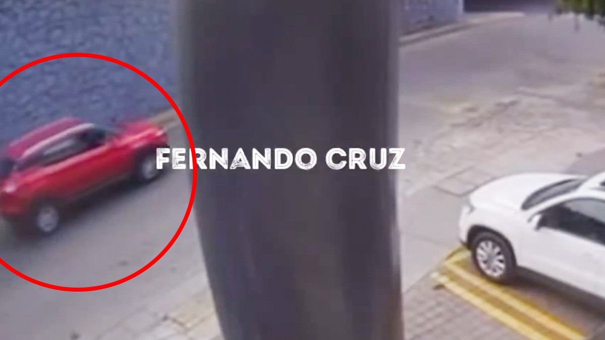 VIDEO Graban cuando combi cae de segundo piso e impacta a una camioneta