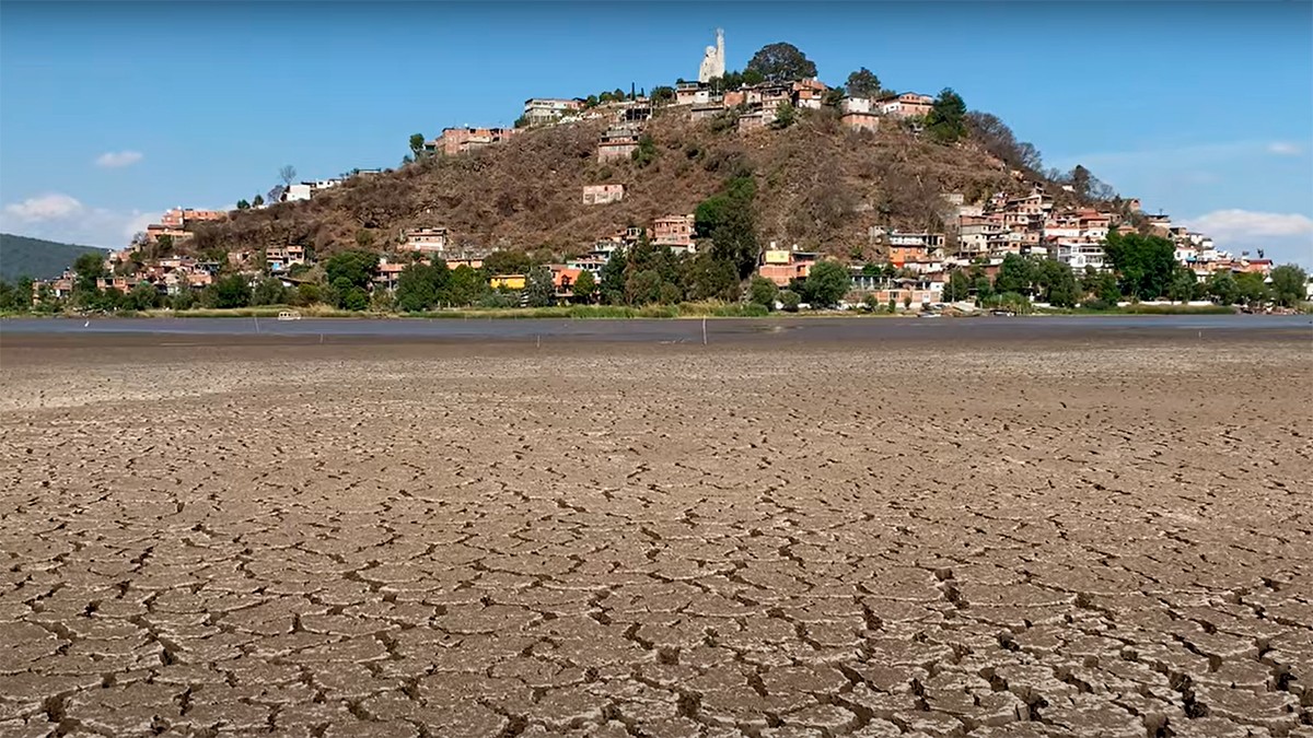 VIDEO ¿Qué paso con el Lago de Pátzcuaro?, el lugar muestra un panorama casi desértico