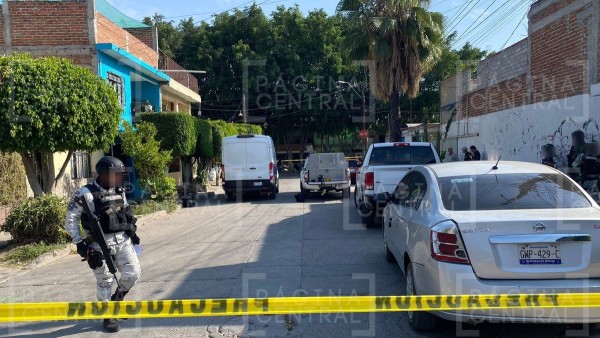 Lo persiguen en su bici, intenta huir, pero lo alcanzan para matarlo en la colonia Eyupol