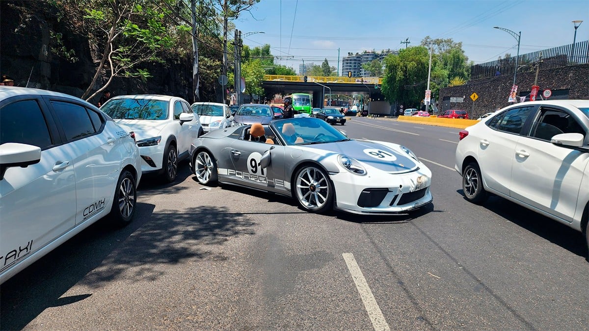 Se creía corredor de la F1, choca y no admite su culpa, dice no tener seguro