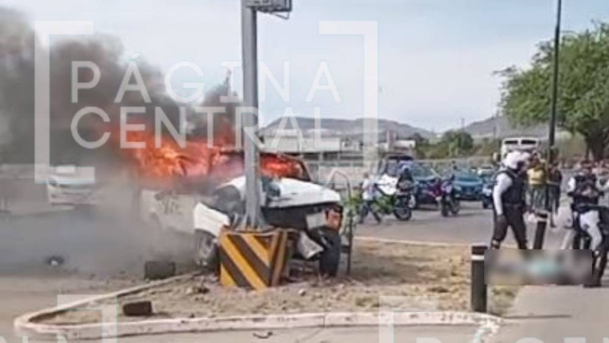 Choca contra un poste y se incendia su camioneta en Agua Azul; un muerto y un herido