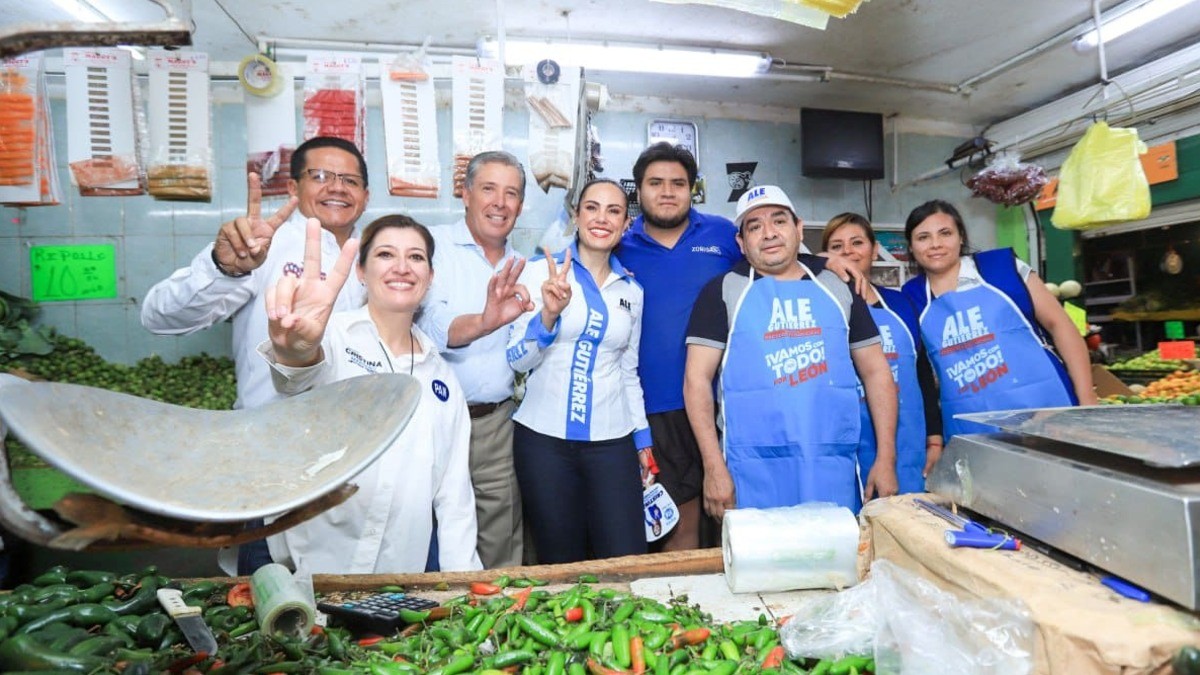 Ale Gutiérrez recibe peticiones de comerciantes del Mercado San Felipe de Jesús