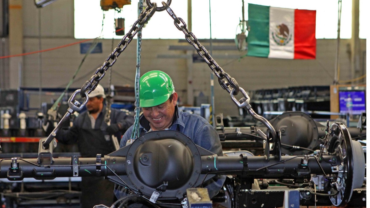 Esquivan autopartes apreciación del Peso