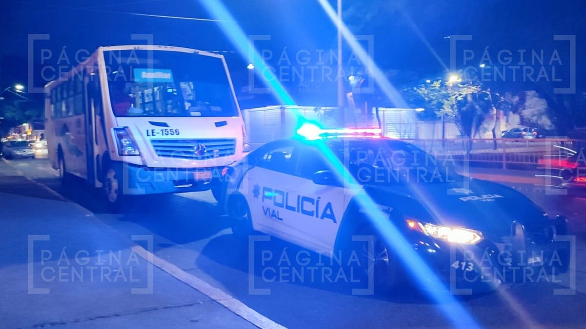 Camión urbano se impacta contra una pipa en el Fraccionamiento Hidalgo