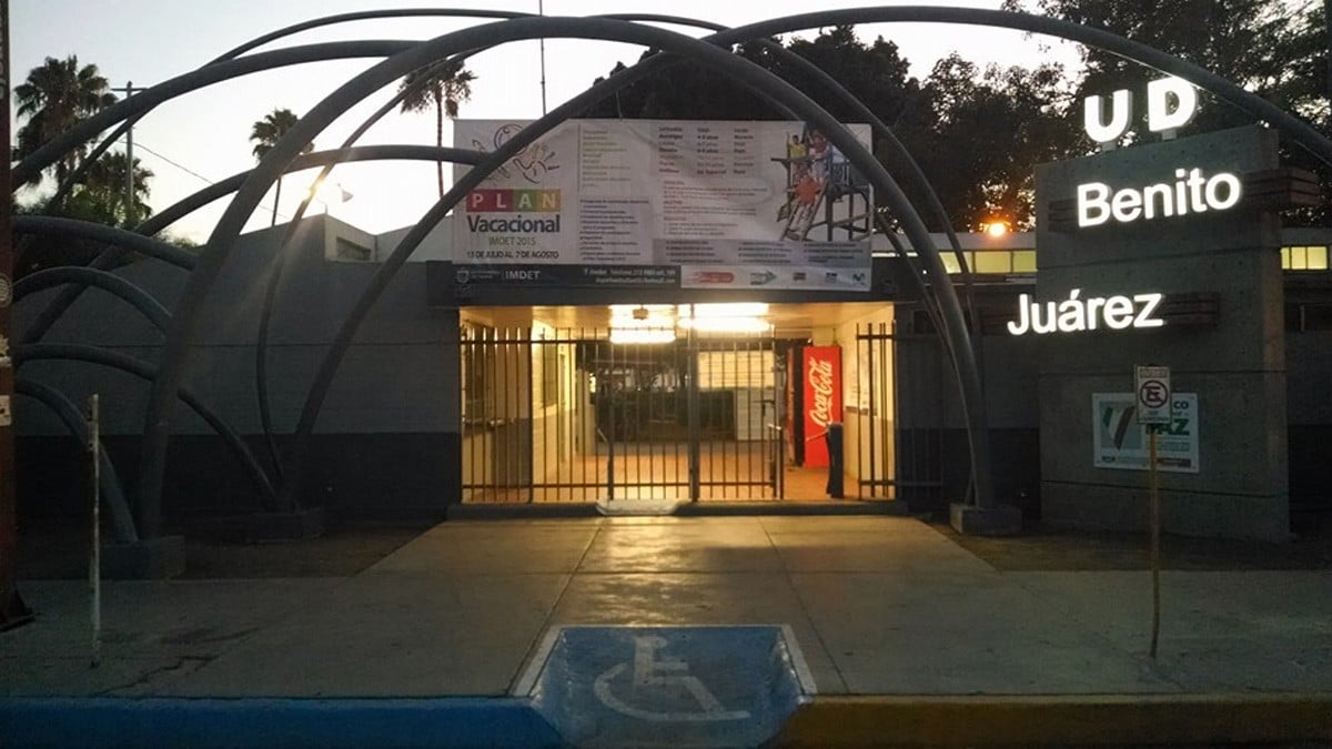 Enmascarado saca pistola y empieza a disparar durante función de lucha libre