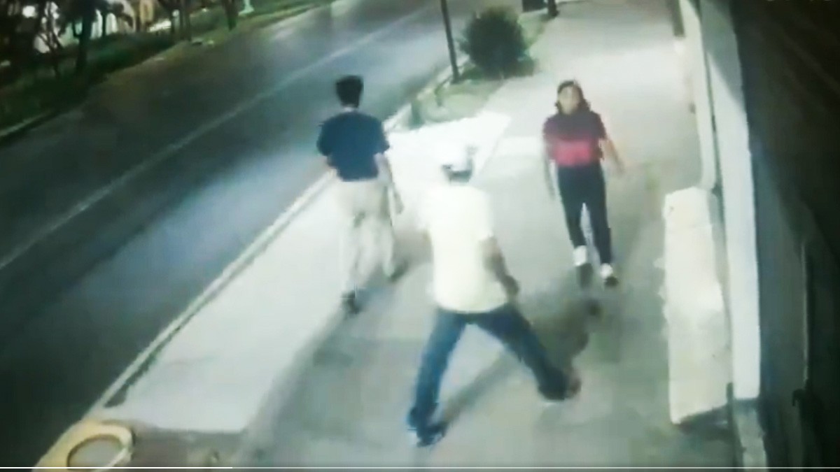 VIDEO Joven caminaba por la calle cuando dos hombres dan la vuelta y la asaltan