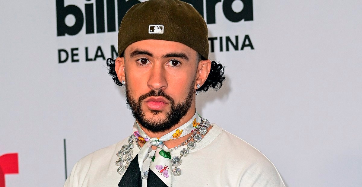 VIDEO Bad Bunny lo vuelve a hacer, tira celular a un fan que le pidió un autógrafo