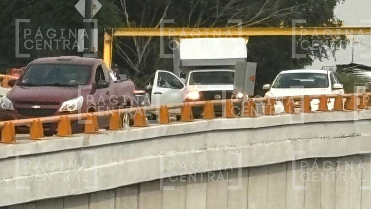 ¡Otro más! Se atora camioneta en Malecón del Río