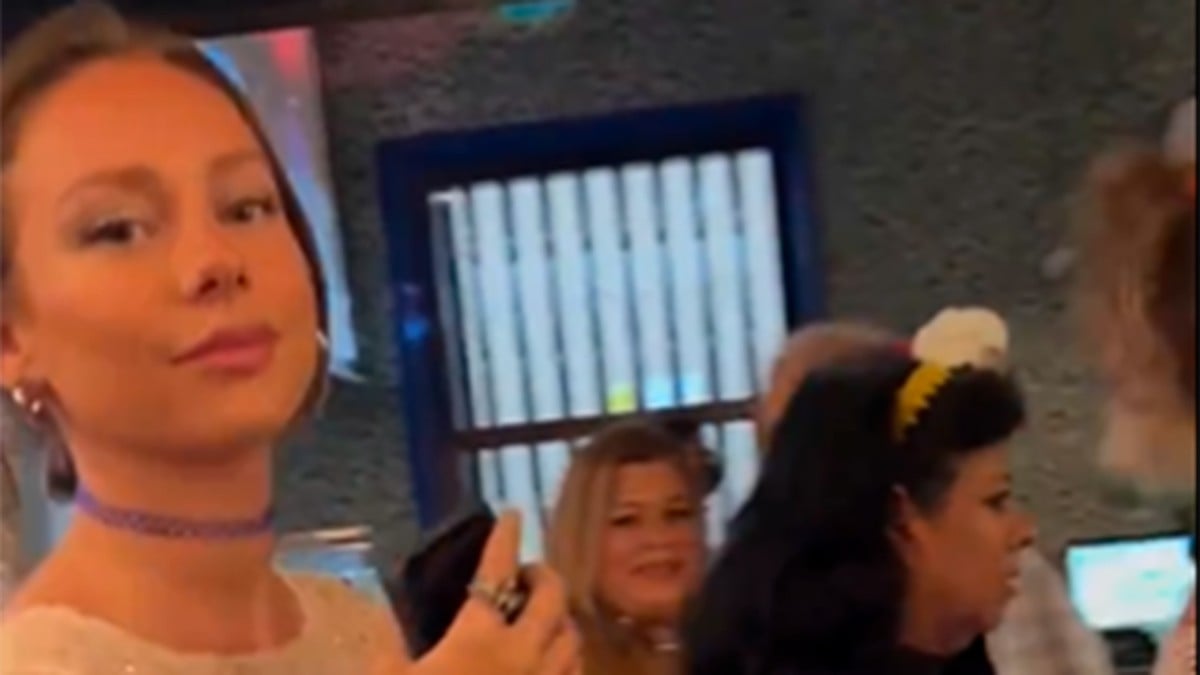 VIDEO Captan a Ester Expósito deslumbrando en la pista baile en un restaurante de Veracruz