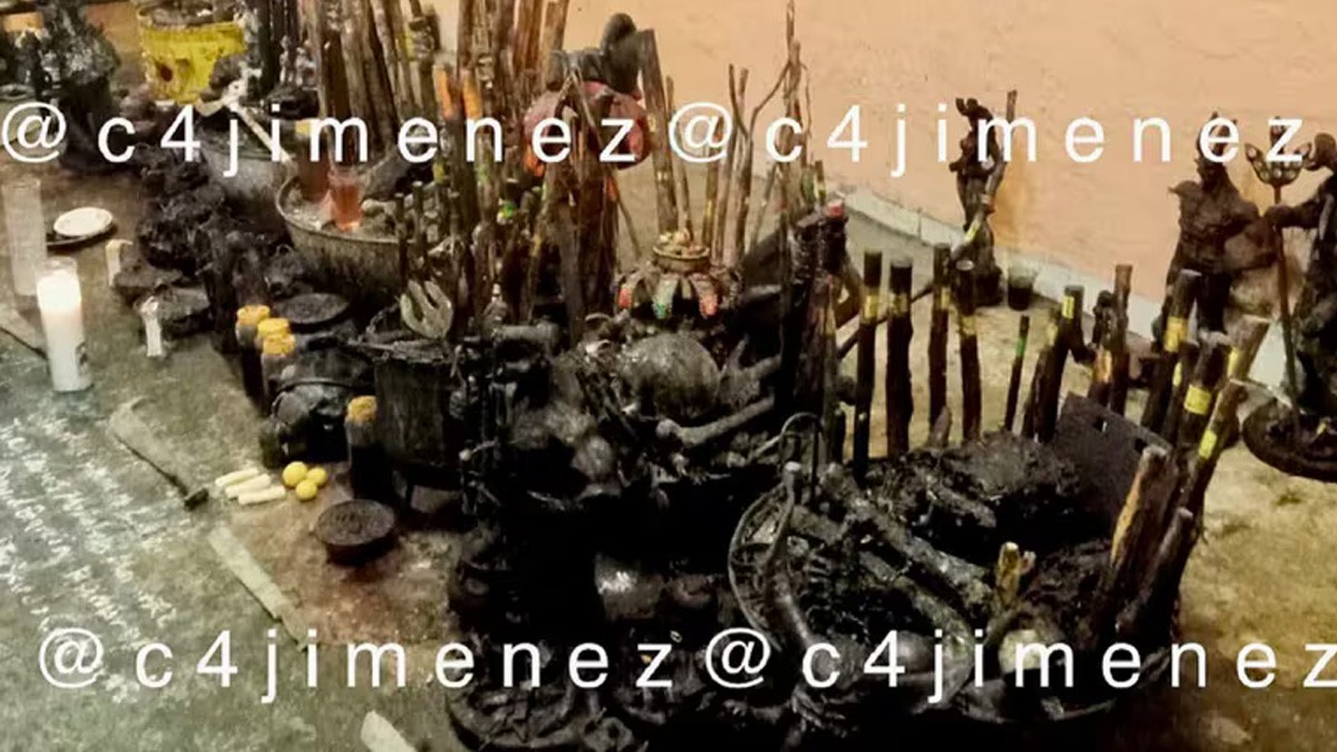 VIDEO Arrestan a traficante que tenía un altar con huesos humanos, demonios y un gremlin