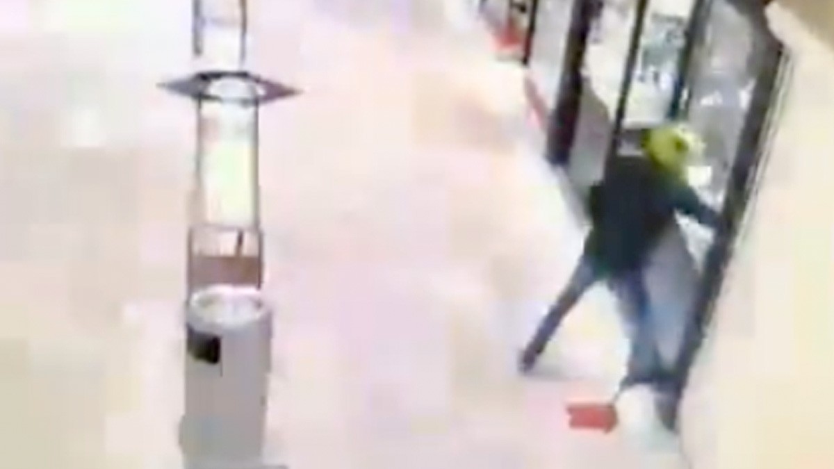 VIDEO Ladrones asaltan joyería a punta de pistola; se robaron un millón y medio