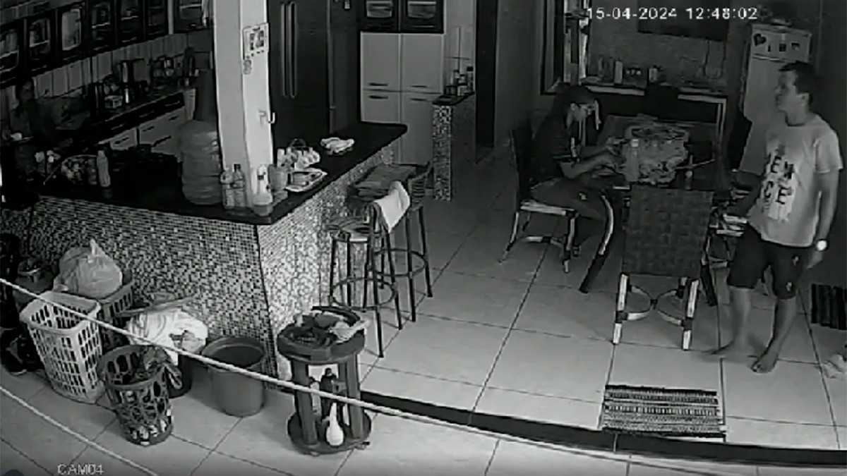 VIDEO Hombre asesina a su esposa con un cuchillo de cocina frente a sus hijos