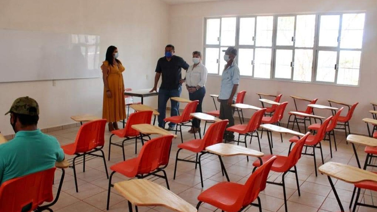 ¡Frente a los niños! Hombres armados irrumpen en tres escuelas y asaltan a los maestros