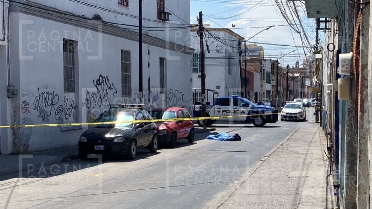 Ciclista intenta pasar entre carros y un camión, cae y muere en el Barrio de Santiago