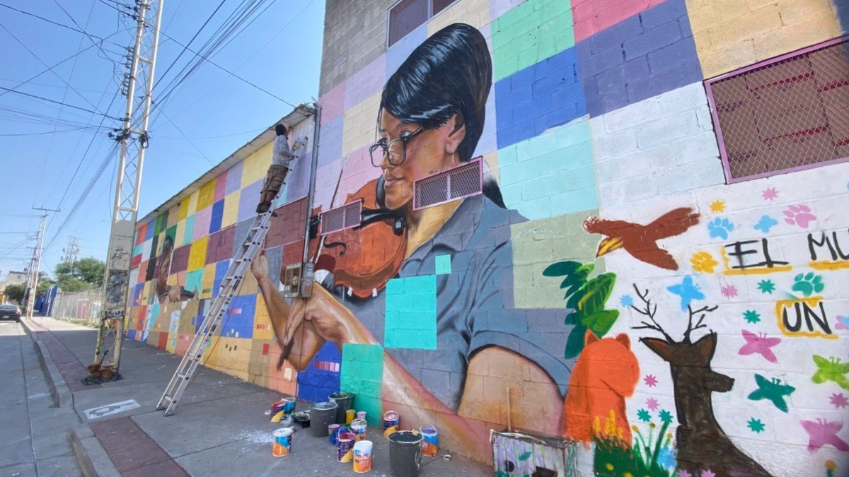 ¡Infancia multicolor! Plasman en mural a niños músicos en León ll