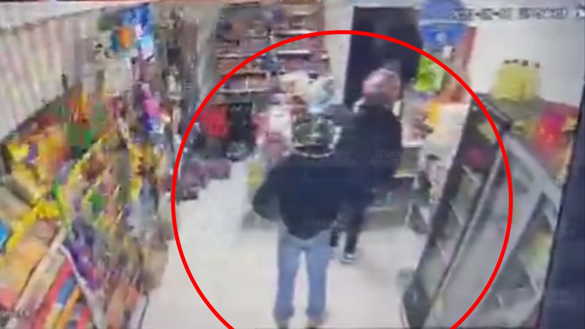 VIDEO Ladrones en moto asaltan tienda de abarrotes y son grabados en el acto
