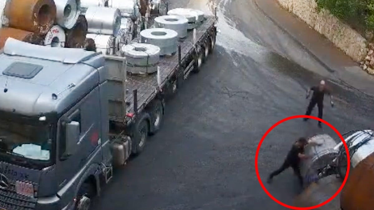 VIDEO Trabajador muere aplastado al intentar detener una bobina de acero