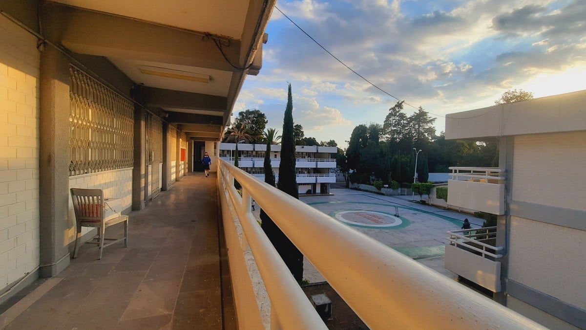 Joven de secundaria da golpiza a su maestra porque esta lo mandó a la dirección