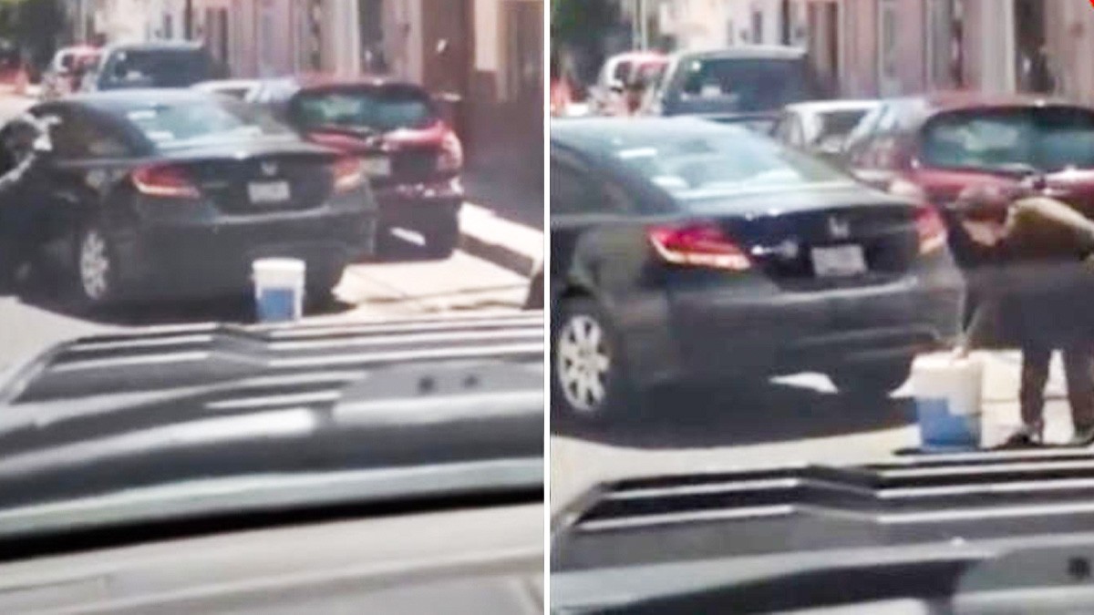 VIDEO Así pelearon un hombre y una abuelita por un lugar de estacionamiento