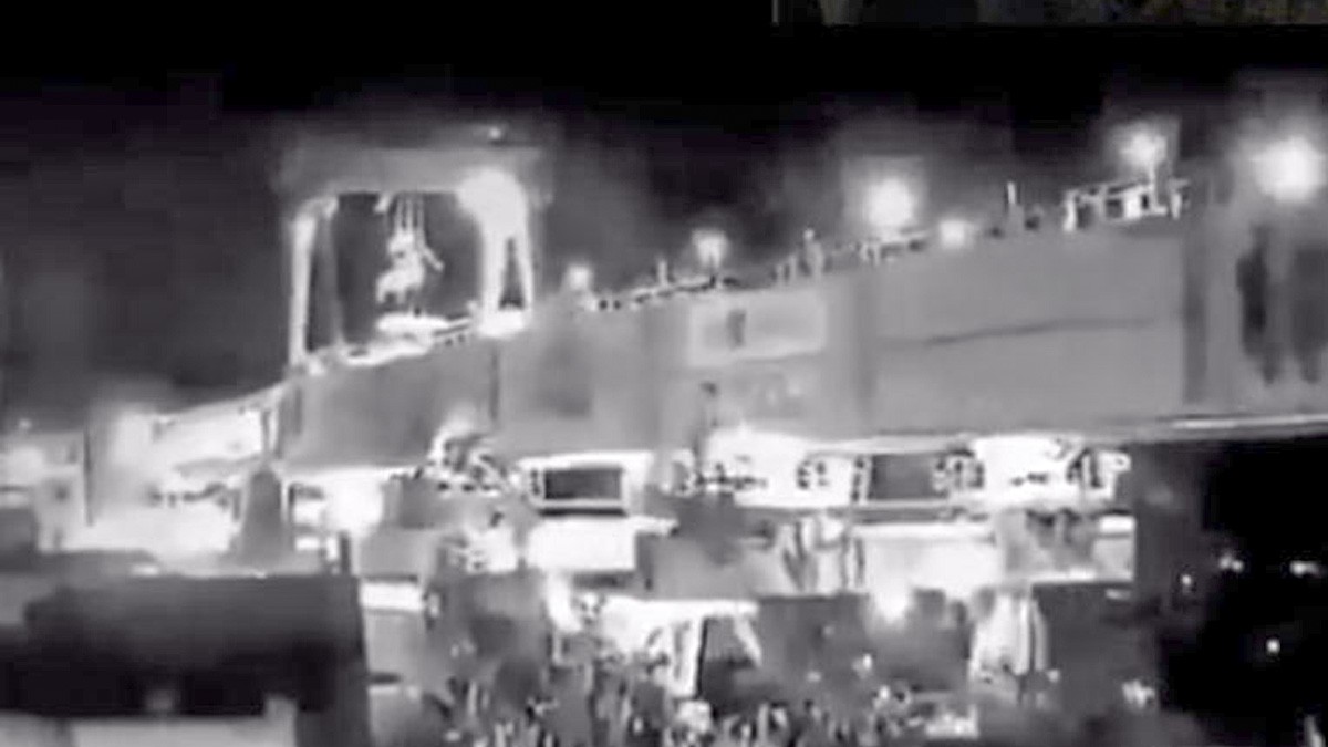 VIDEO Captan momento en que se desploma lanzadora de dovelas del tren interurbano