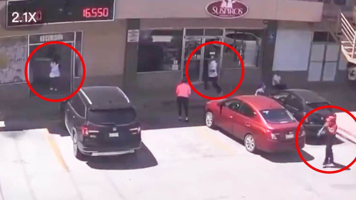 VIDEO Captan como ladrones despojan de su dinero a una mujer en una casa de cambio