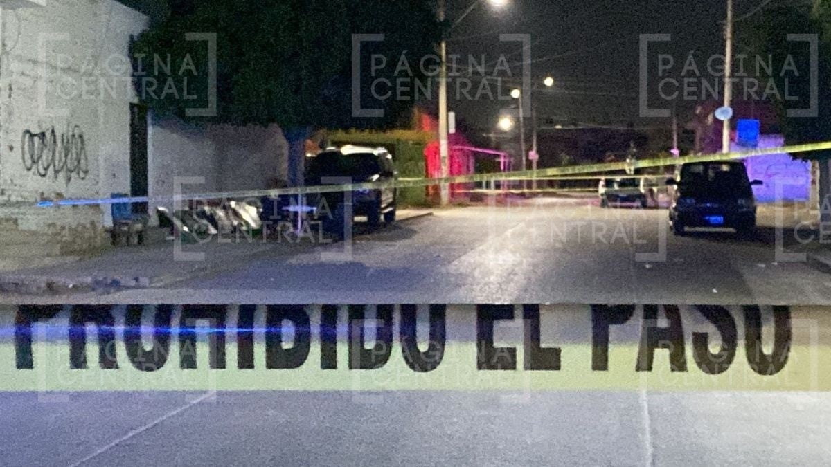 Hombre prendía veladoras en altar afuera de yonke en La Ermita y de repente lo balearon