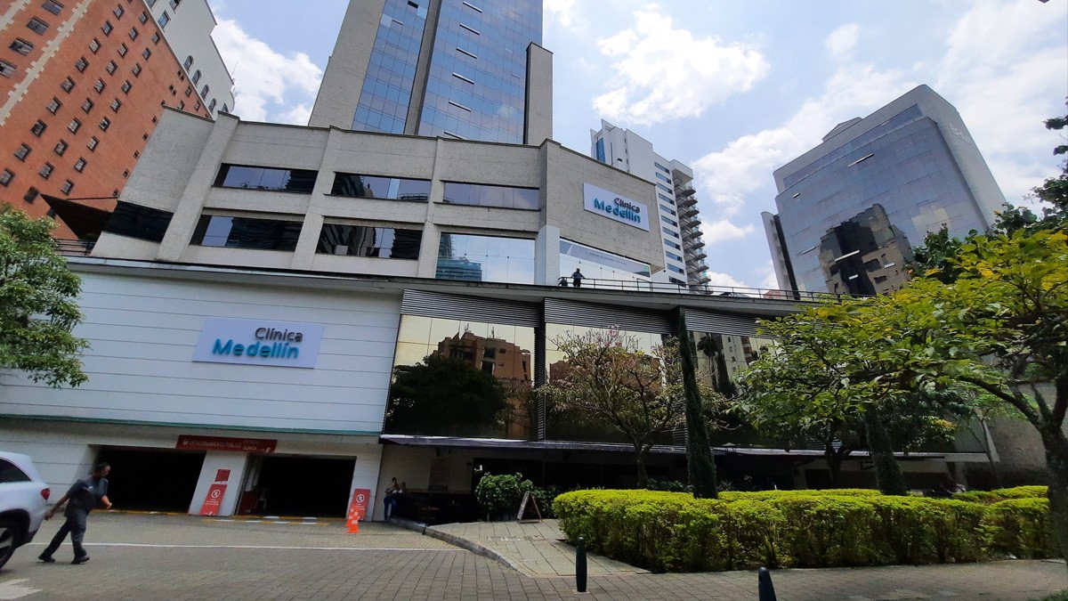 Paciente entra a consultorio y mata a balazos a su urólogo; después incendia el lugar