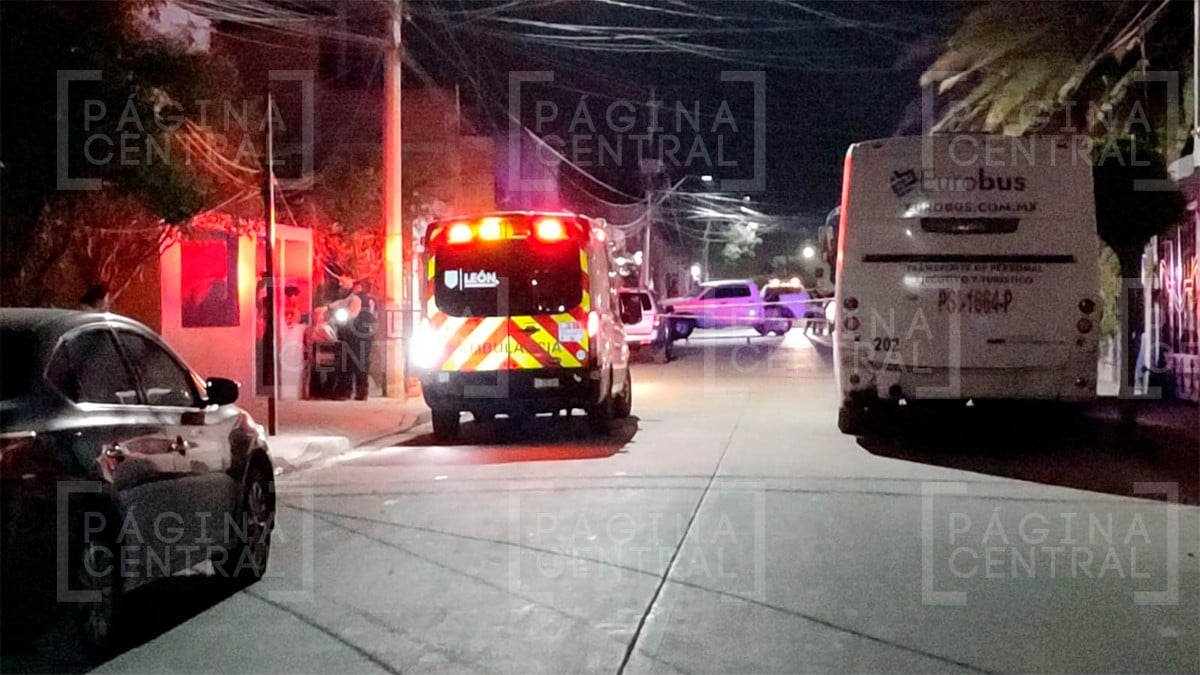 Atacan motosicarios a un hombre en Lomas de Medina