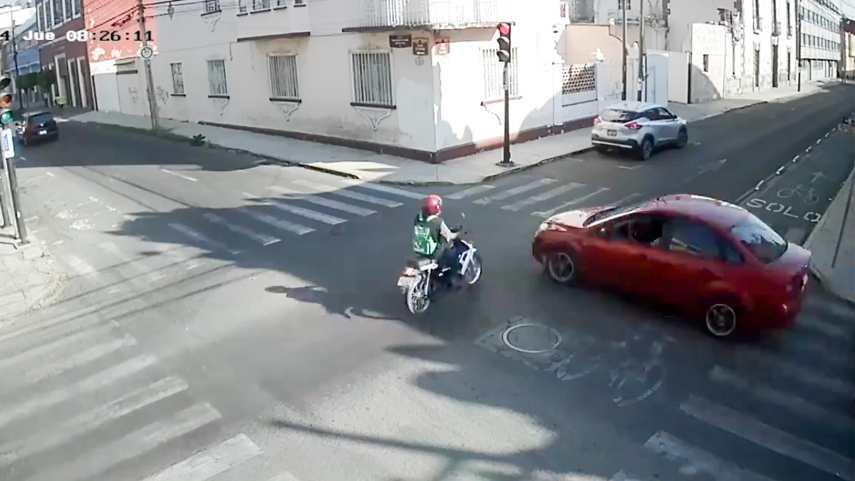 VIDEO Motociclista muere tras cruzar semáforo en rojo e impactar un auto