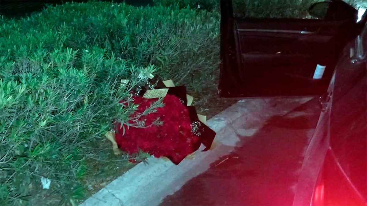 ¿Soldado caído?, exhiben a una mujer que tiró un ramo de flores para irse con un hombre