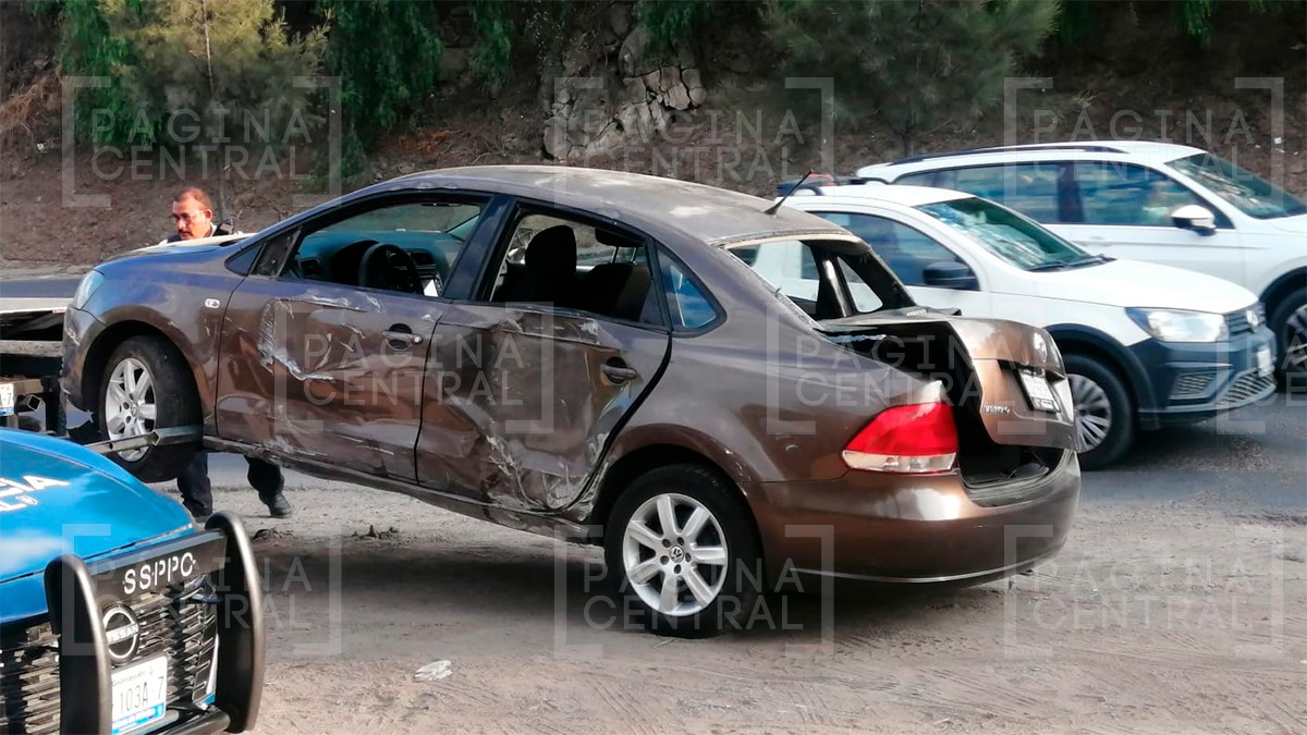 Se salva de milagro, jovencita vuelca su auto en un río Camino a Comanja