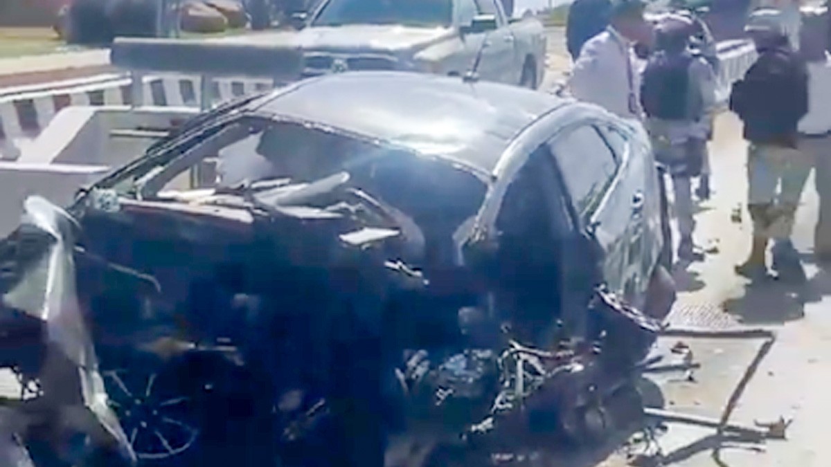 VIDEO Auto se impacta contra una caseta de cobro; conductor muere aplastado