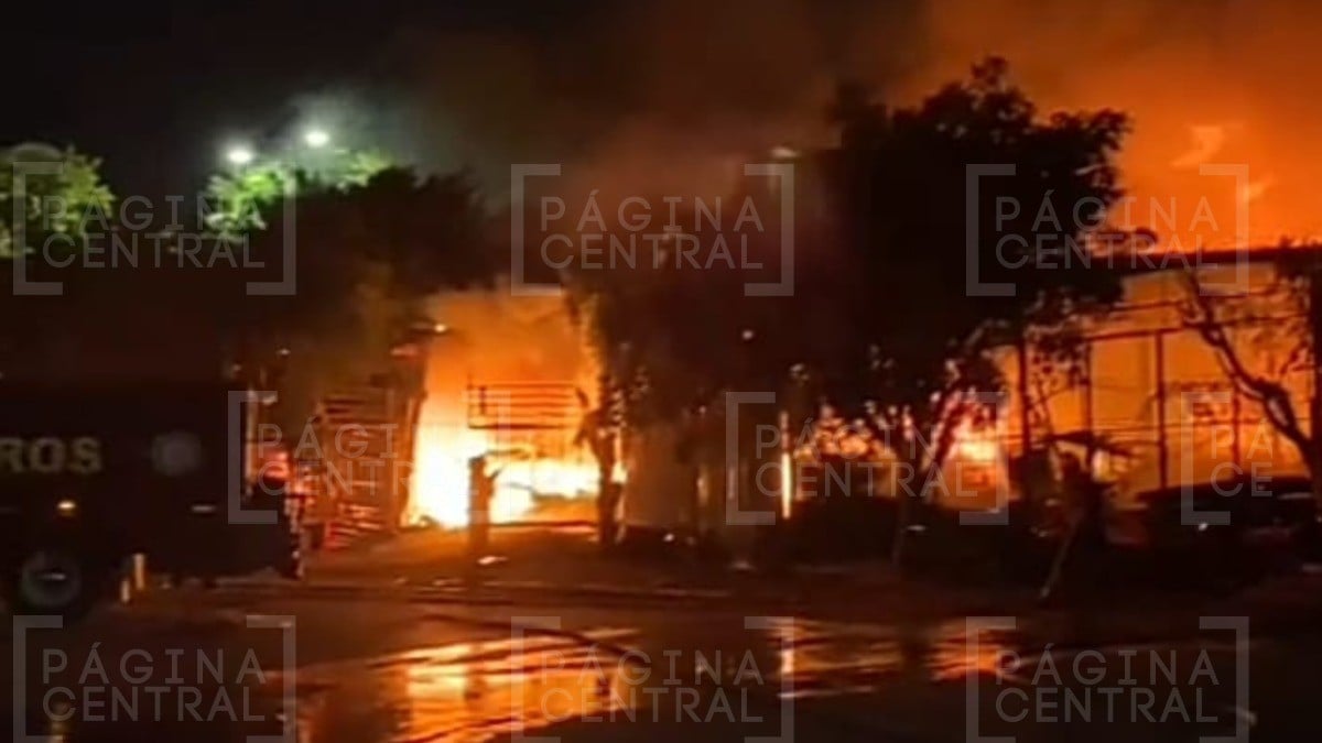 VIDEO Incendio arrasa con mercado y consume locales y vehículos; captan cómo quedó