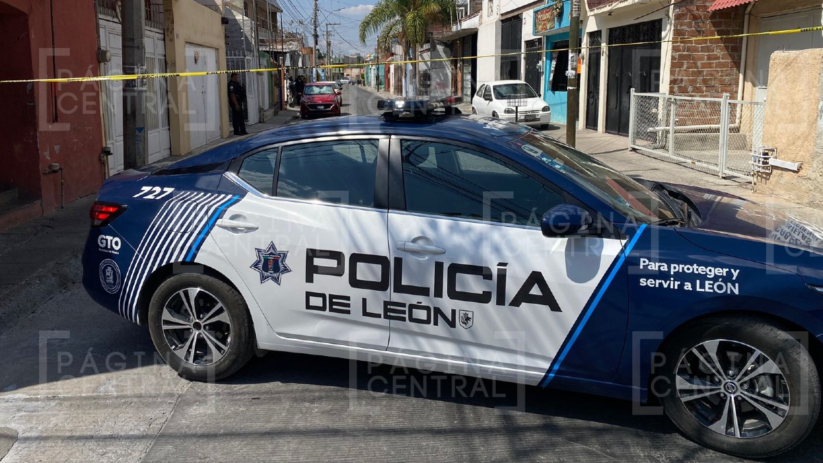 Hombre lavaba un auto en el Barrio de San Miguel cuando sicarios llegan y le disparan
