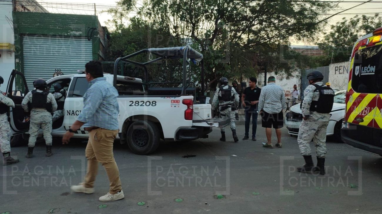 Camioneta de la Guardia Nacional choca contra un auto en Los Reyes; hay dos lesionados