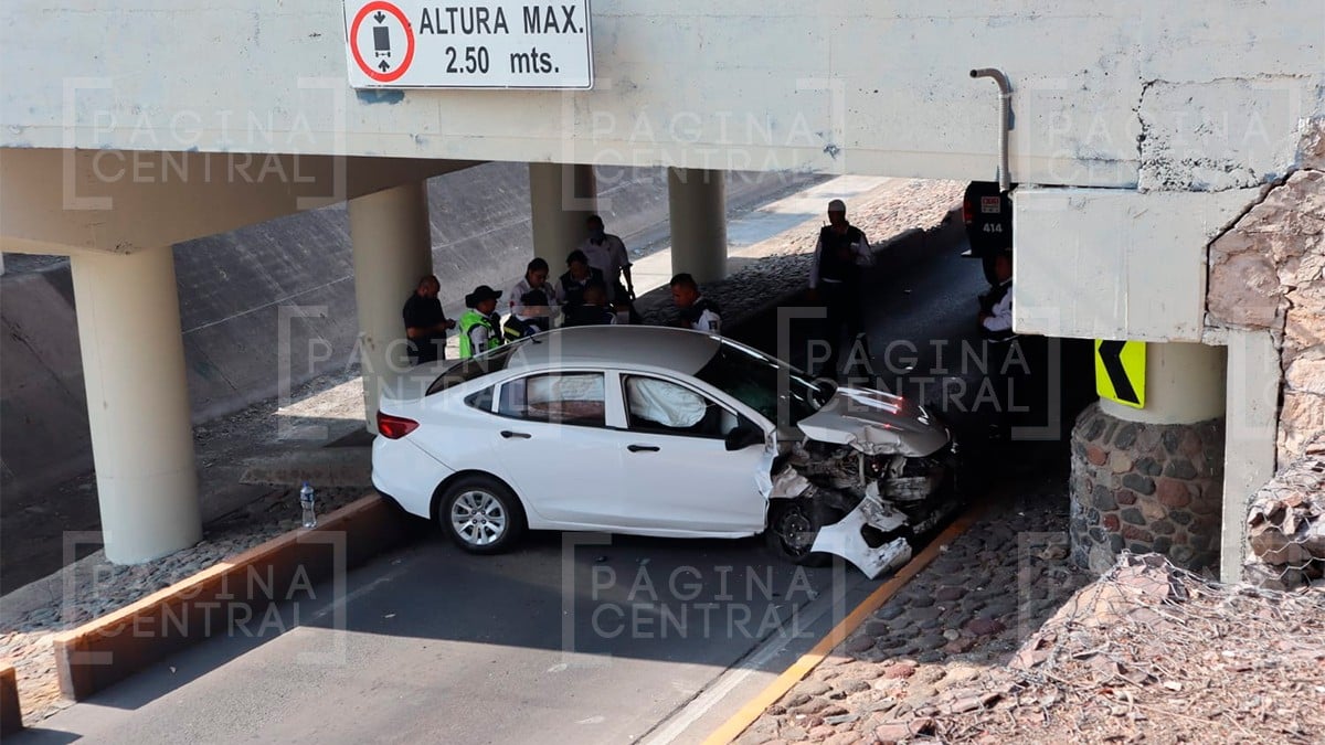 Choca su vehículo contra un pilar en el Malecón del Río