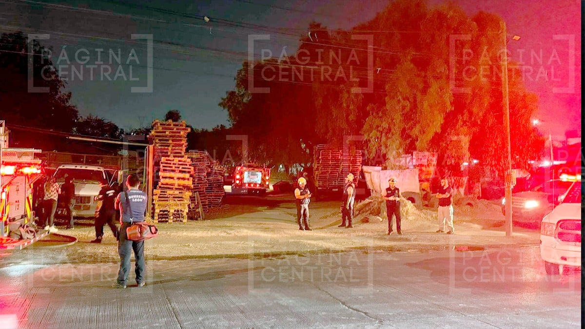 Corto circuito causa incendio en una bodega de tarimas