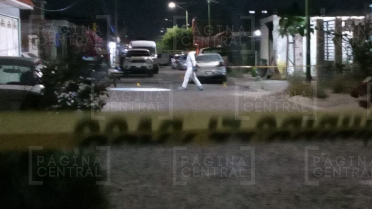 Hallan a 2 hombres muertos en esta colonia, uno estaba en la banqueta y otro en un jardín