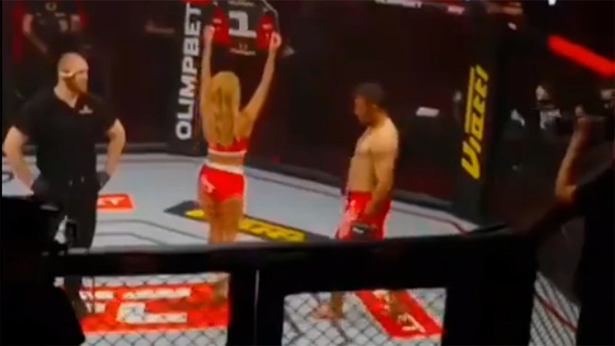 VIDEO Peleador patea a edecán que presentaba los rounds, “me molestó su atuendo”