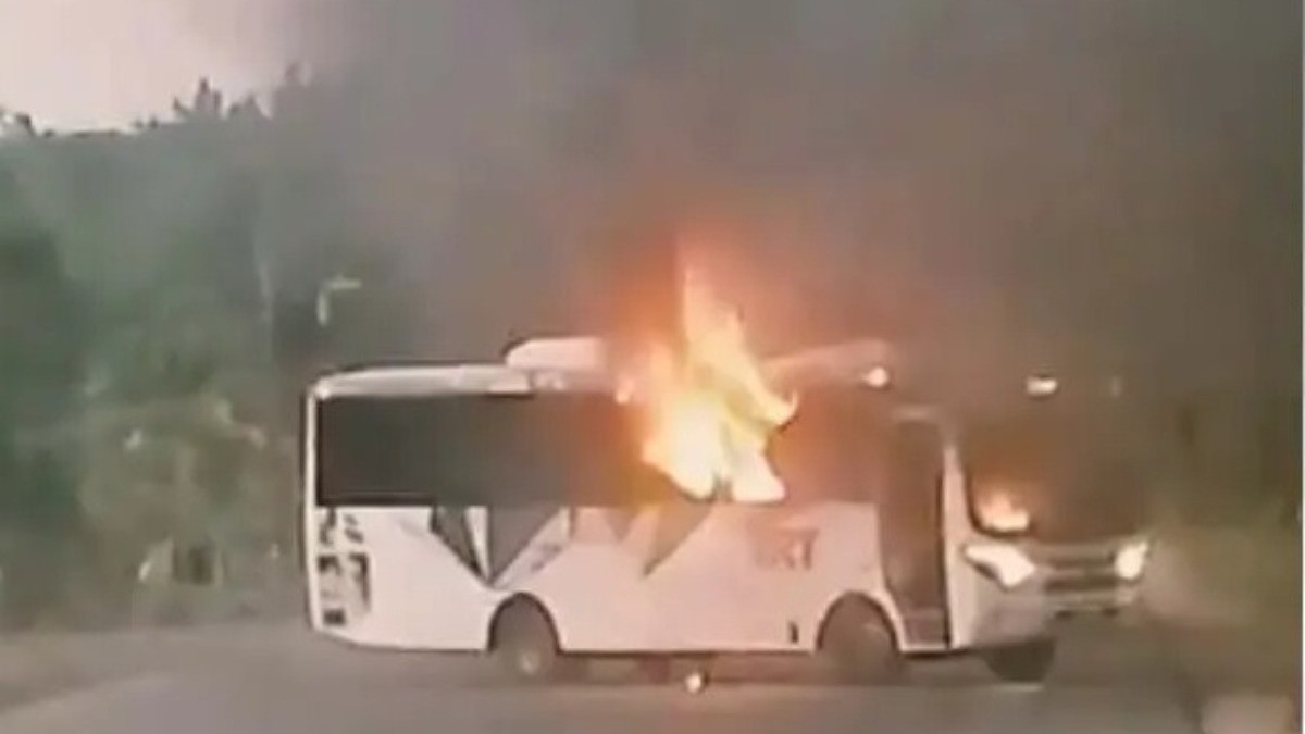 Queman vehículos tras enfrentamiento entre autoridades y delincuentes