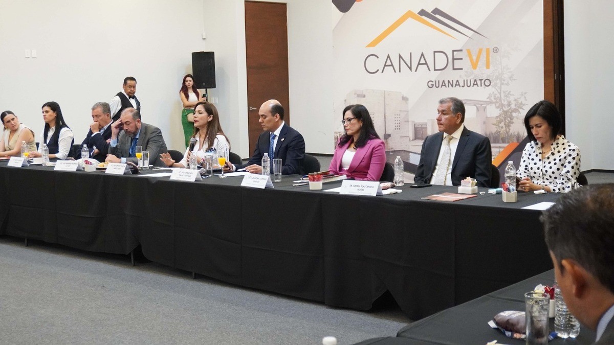 Recibe Canadevi a candidatos del PAN; propone Ale Gutiérrez recuperar casas abandonadas