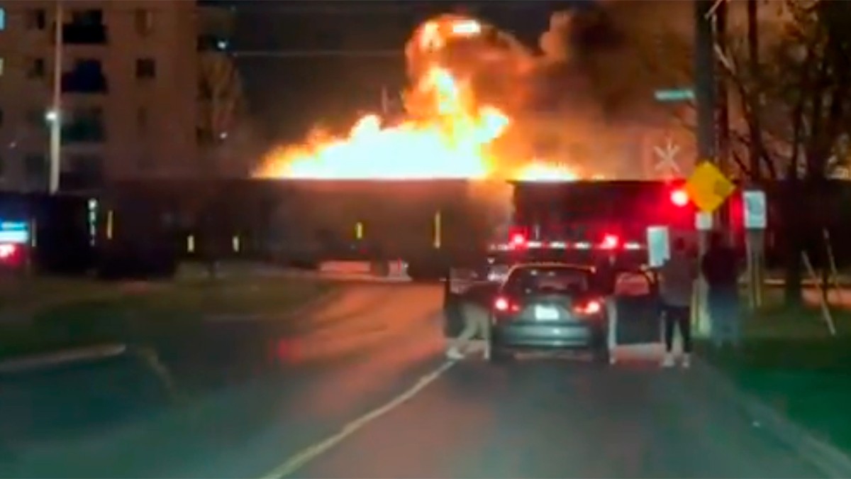 VIDEOS ¡De película!, tren se incendia mientras circula por la ciudad